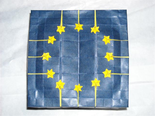 Boite européenne vue de dessus
Carré de kraft 35 cm pour le couvercle et la boite et rectangle de 2,5 x 10 cm pour chacune des étoiles
