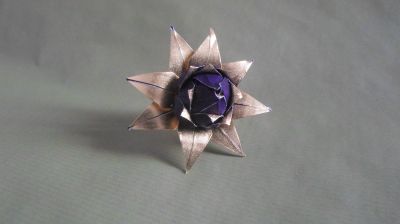 fleur de lys tournesol
base du ly fleur et pétales
fleur : 3 carrés de métallisé bicolore japonais 6cm
pétales : 2 carrés de métallisé bicolore japonais 7cm

