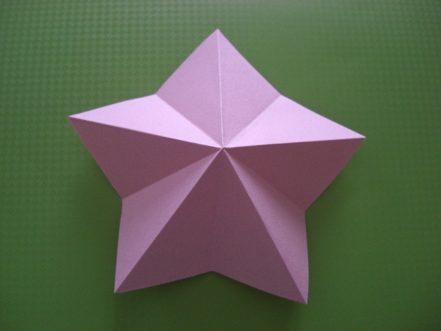 étape 1
j'ai utilisé une feuille 15x15 pour faire un pentagone

