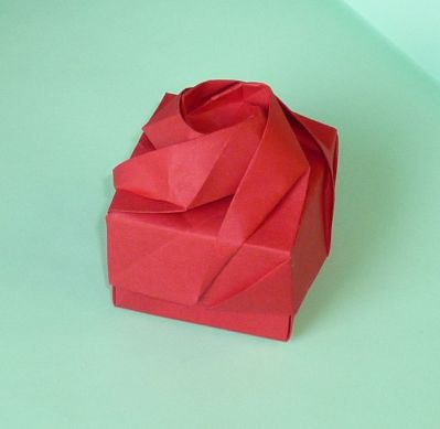 rose box
crée par Shin Han Gyo
plié dans un carré de 20cm de papier copie
rendu tres sympa pour un pliage plutot simple.
