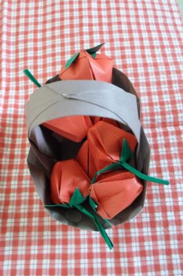 panier de fraises traditionnel
panier : papier "avenue mandarine" 70g/m²
fraises : carrés de kami bicolore 7x7 à 12x12cm
