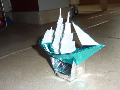 Full-rigged ship de Patricia Crawford ('Origami step by step' de Robert Harbin)
Papier origai métalisé
Bateau: 35 cm
Socle: 10 cm
