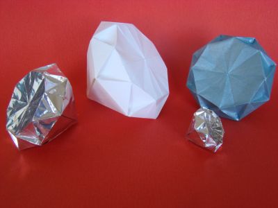 Diamant de Satoshi Kamiya
papier grainy 25x25 ; papier métalisé 20x20 ; papier/alu 16x16 et 9x9.
