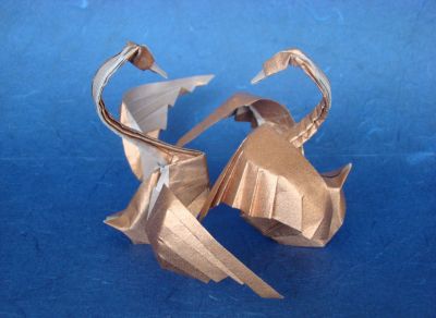 Cygne, de Hoang Tien Quyet (3)
triangle de soie métalisée, 25 cm
