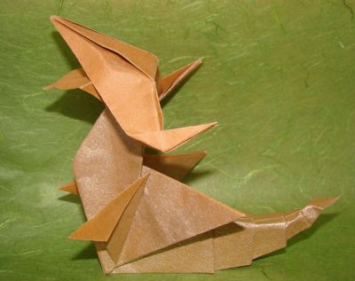 Petit Dragon, de Jozsef Zsebe
Plié avec du papier de soi metallisé, 30x30 cm.
Mots-clés: dragon Zsebe