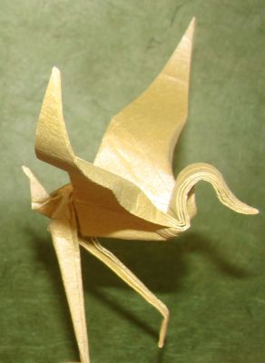 Grue immortelle, de Kade Chan (2)
pliée avec du papier de soie metallisé, 20x20 cm
Mots-clés: grue Kade Chan