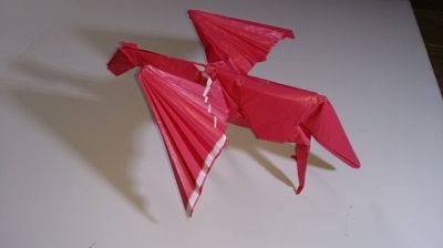 Pegasus de Satoshi Kamiya 
Plier par Tomas, premier essai sur papier rose de récupération de 55cm
Mots-clés: Pegasus de Satoshi Kamiya