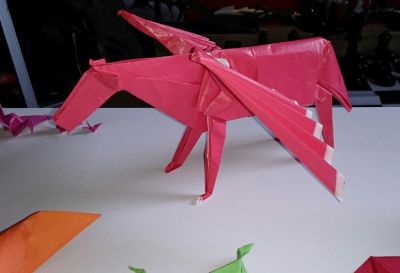 Pegasus de Satoshi Kamiya  
Plier par Tomas, premier essai sur papier rose de récupération de 55cm
Mots-clés: Pegasus de Satoshi Kamiya