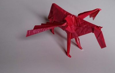 Pegasus de Satoshi Kamiya 
Plier par Tomas, premier essai sur papier rose de récupération de 55cm
Mots-clés: Pegasus de Satoshi Kamiya