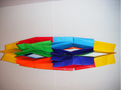 Varioball - position 2
Créateur : Jorge Pardo
Type : Modulaire
Nombre : 60 modules
Papier : Kami
Taille papier : 15x15 cm 
Taille (L x l x h) : 44.7 x 8 x 8 cm 
