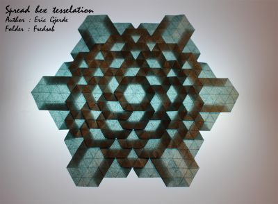 Spread Hex tesselation from Eric Gjerde
Hexagone coupé dans une feuille de tissue-foil de 30 cm
Grille de 32
Mots-clés: tesselation