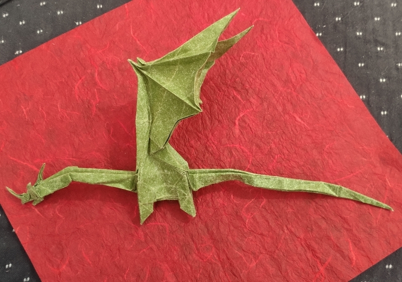 Simple dragon de Shuki Kato
Plié en soie métallisé de 30cm
